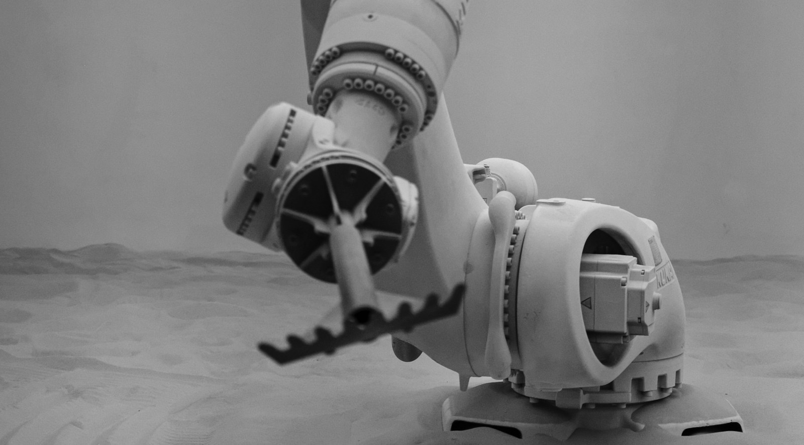 Robotic arm with pincers in a dusty environment
