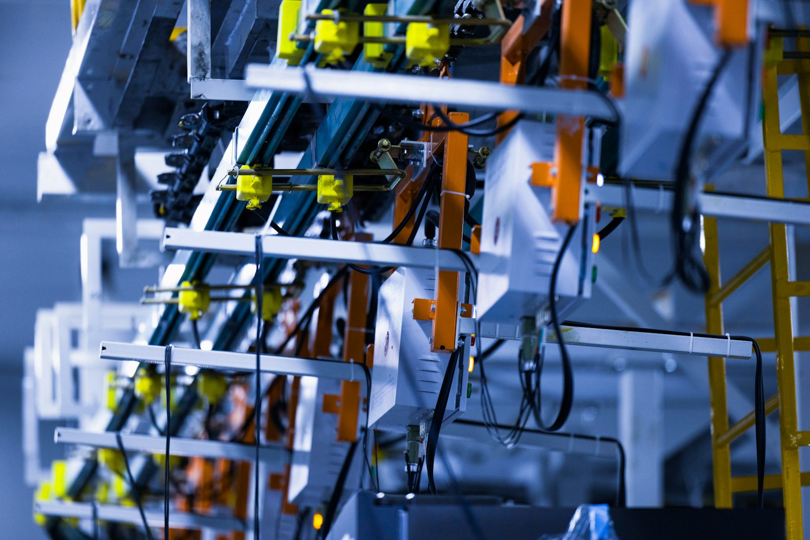 a bunch of wires that are on a rack